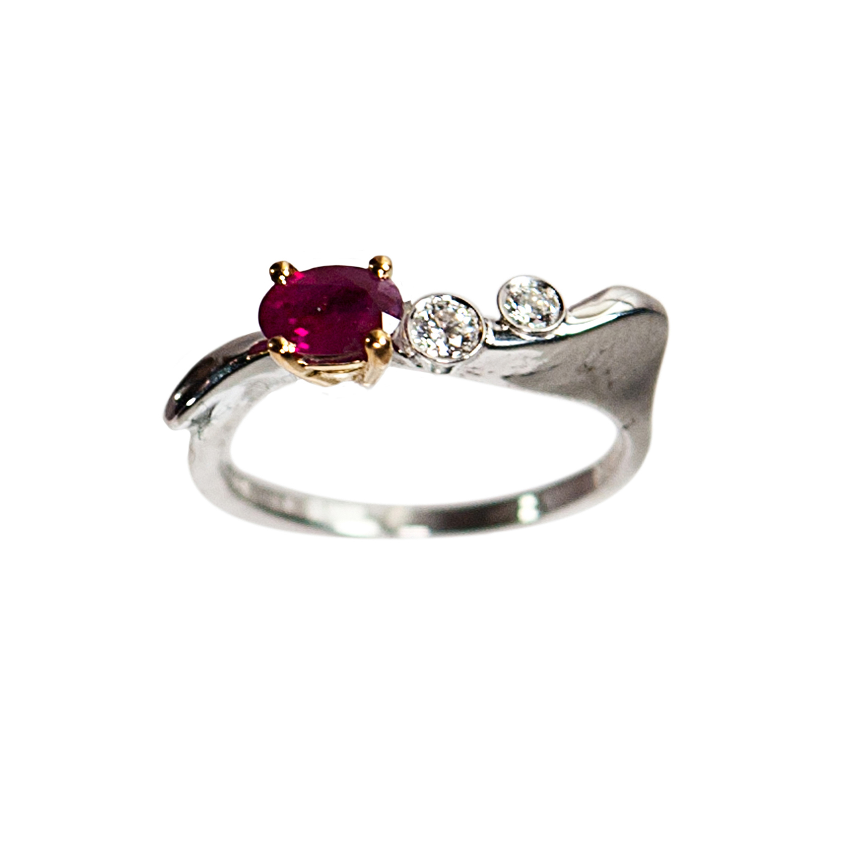 Anello in oro, diamanti e rubino